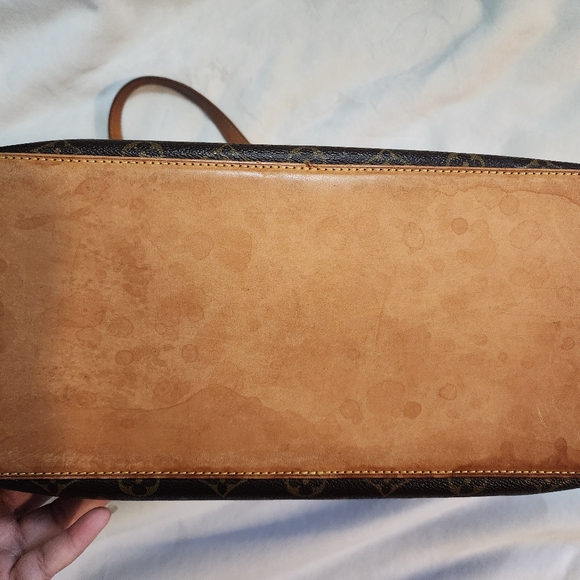 Louis Vuitton Tote - Picture 3 of 9